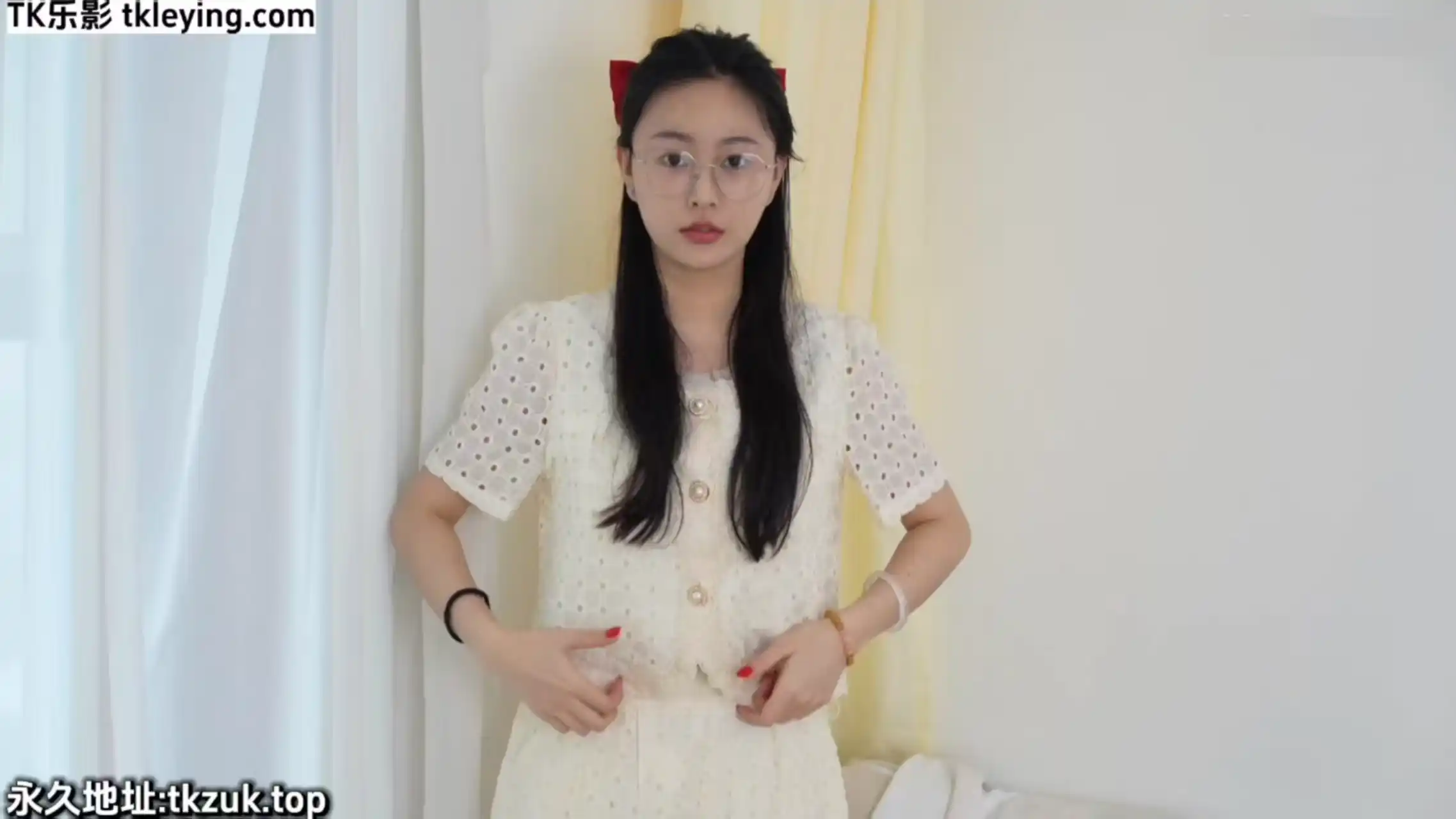 物恋 怕痒美兔白丝瑜伽动作被挠脚心-TK乐影