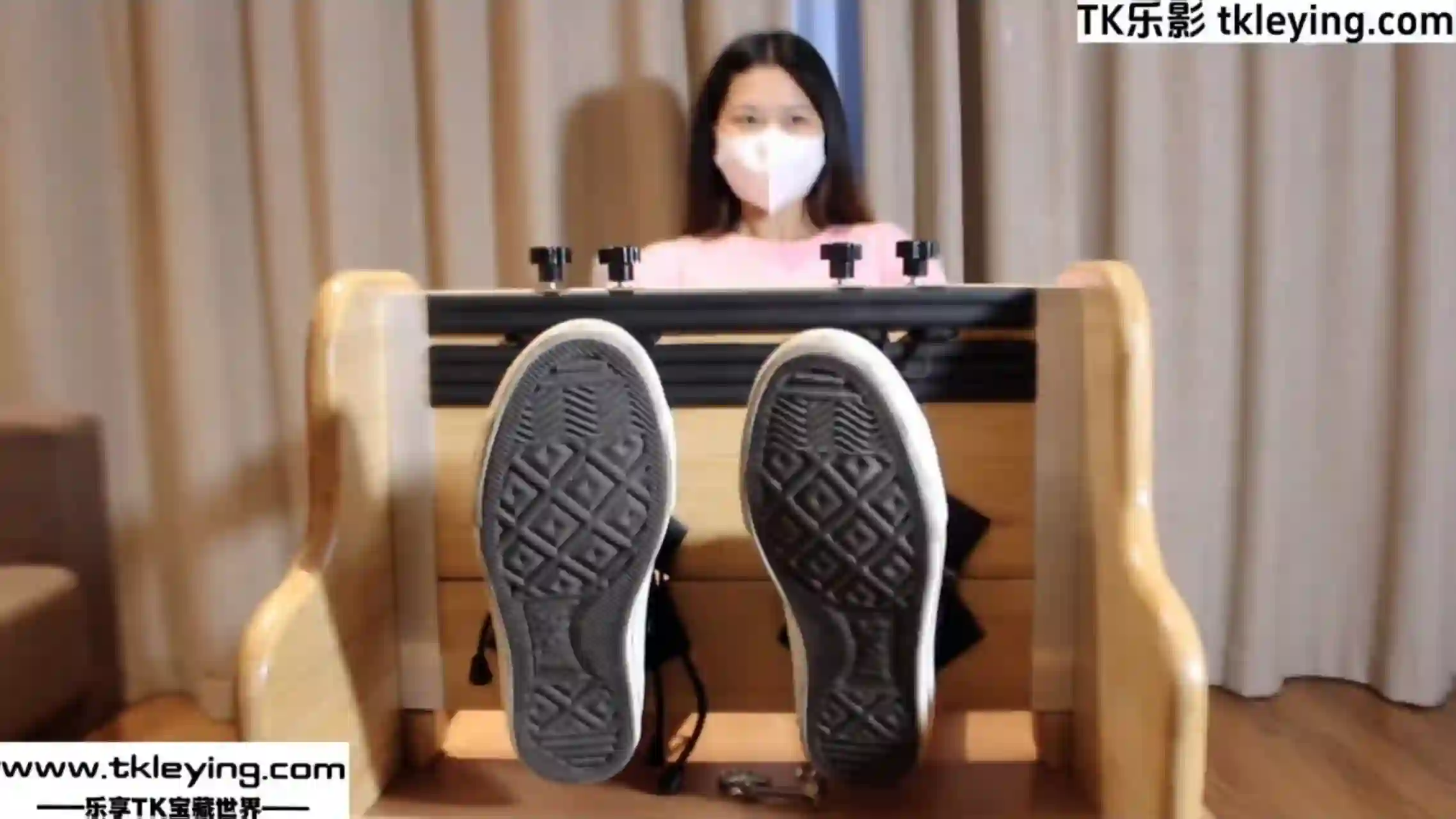 行乐原创 高中毕业生全身tk 白袜黑丝裸足 笑到岔气-TK乐影